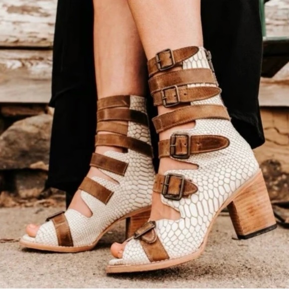 FreeBird Shoes - Gently used - FREEBIRD BY STEVEN BOND WHITE SNAKE LEATHER SANDALS SIZE 10